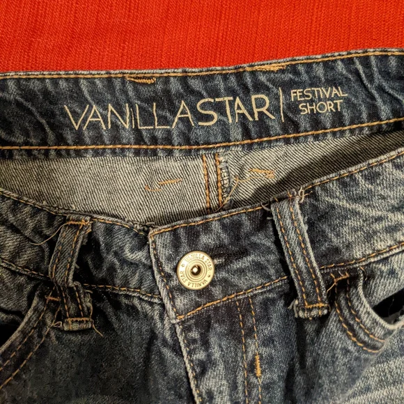 Vanilla Star Festival frayed jean shorts size 9 - Picture 3 of 4